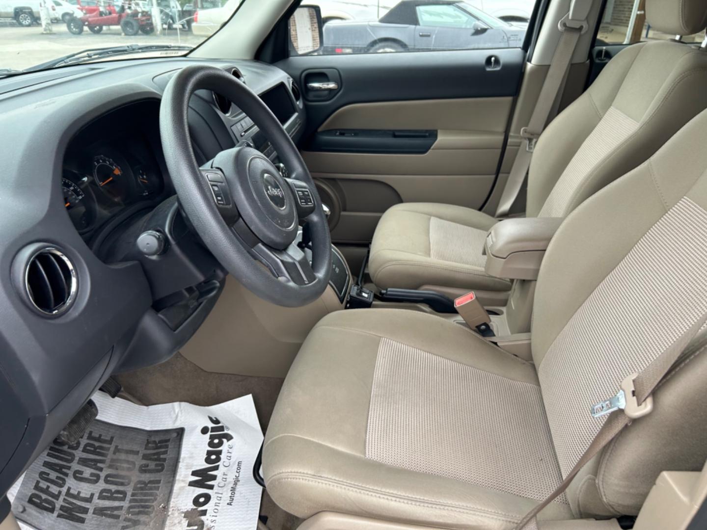 2015 White Jeep Patriot Sport 2WD (1C4NJPBB6FD) with an 2.4L L4 DOHC 16V engine, located at 1687 Business 35 S, New Braunfels, TX, 78130, (830) 625-7159, 29.655487, -98.051491 - Photo#4